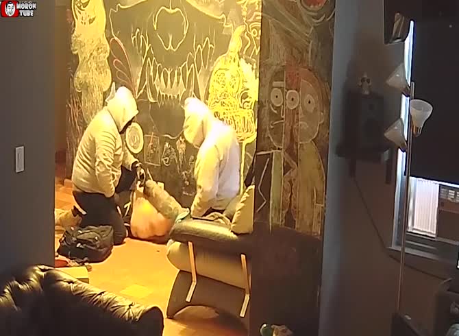 Video :Two robbers break into an apartment and restrain the occupant